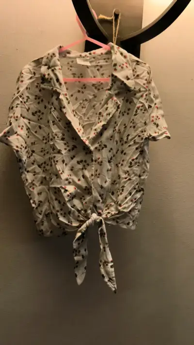 Blusa floral con nudo delantero - miniatura 1