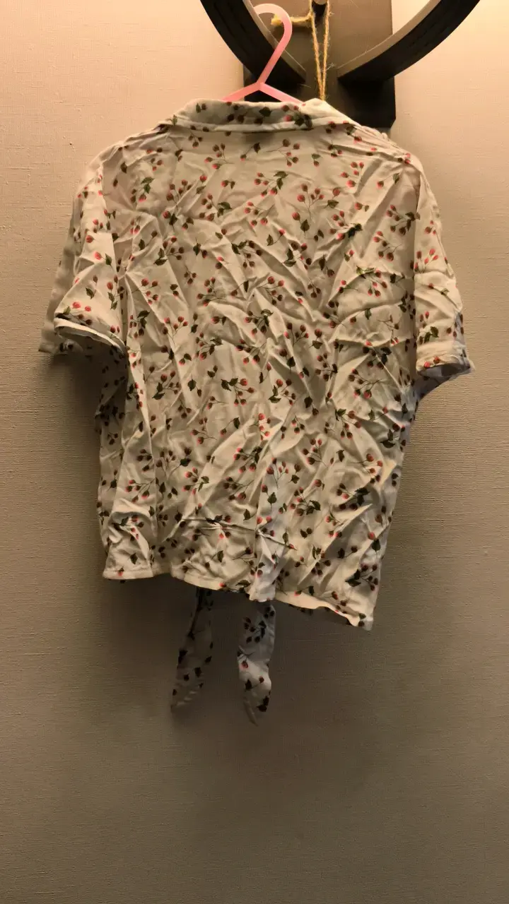 Blusa floral con nudo delantero - 2