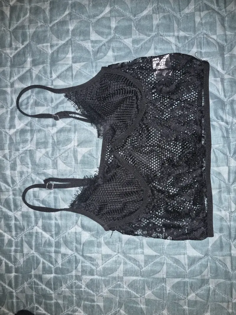 Bralette de encaje negro elegante