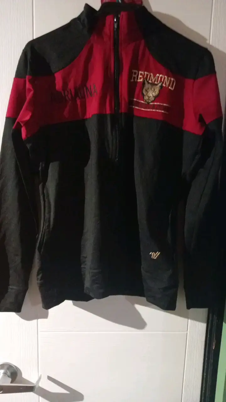 Polerón deportivo negro y rojo Redmond