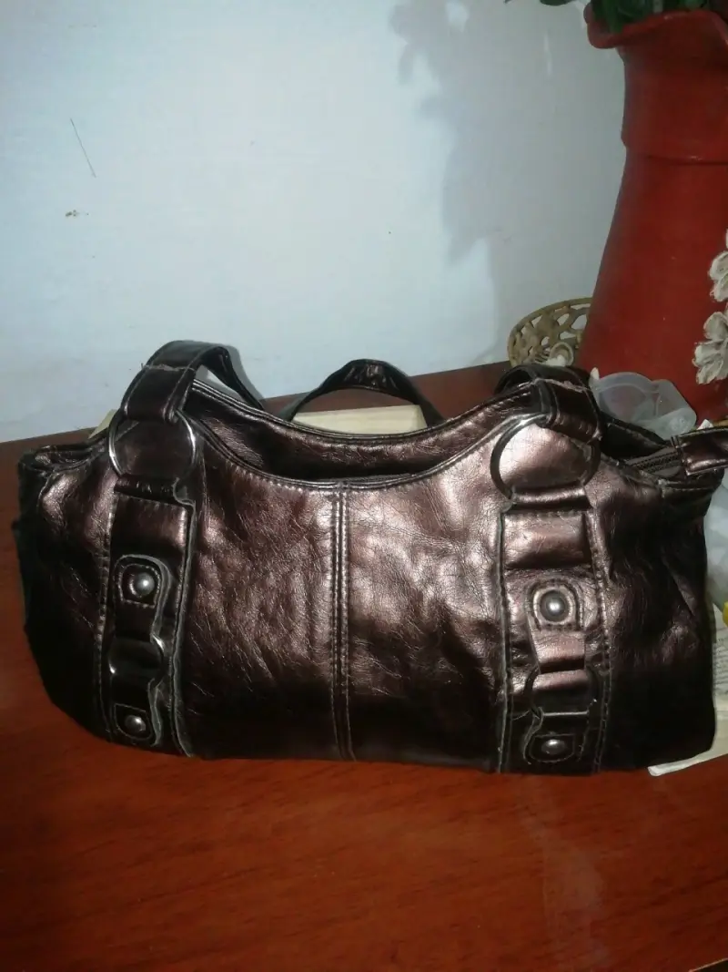 Bolso de cuero marrón con detalles metálicos - 1