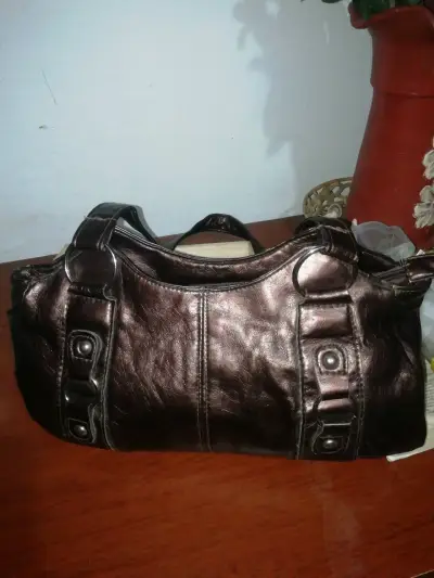Bolso de cuero marrón con detalles metálicos - miniatura 1