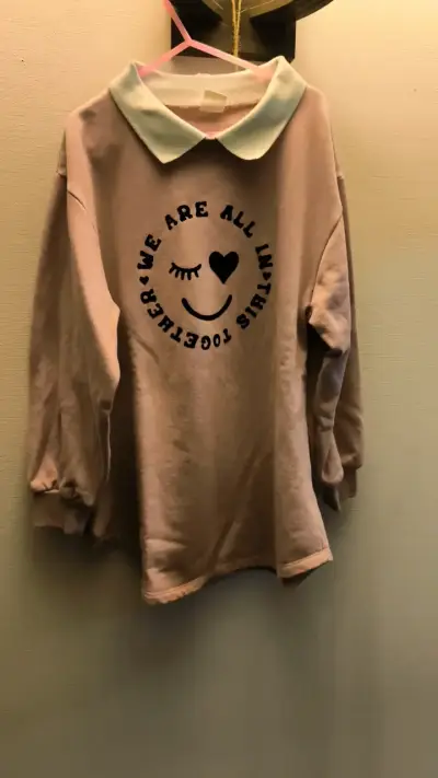 Polerón rosado con cuello blanco y estampado - miniatura 1
