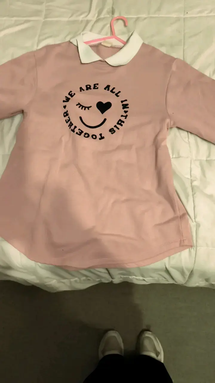 Polerón rosado con cuello blanco y estampado - 3