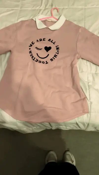 Polerón rosado con cuello blanco y estampado - miniatura 3