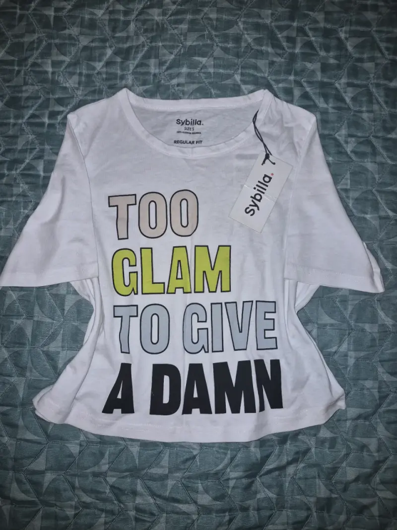 Polera Sybilla blanca con estampado glam