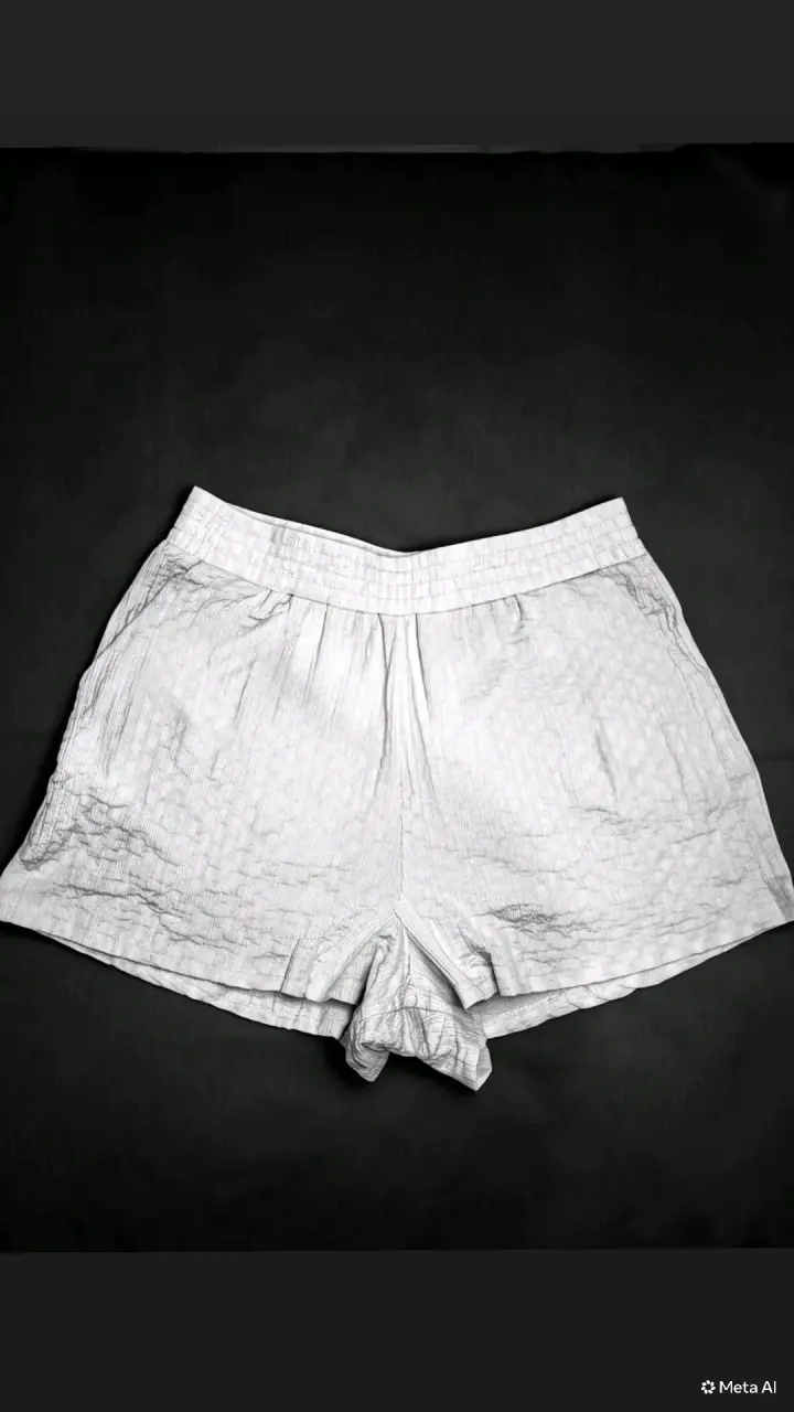 Shorts blancos de tela ligera para mujer - 1