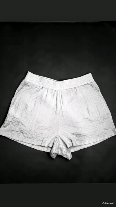 Shorts blancos de tela ligera para mujer - miniatura 1
