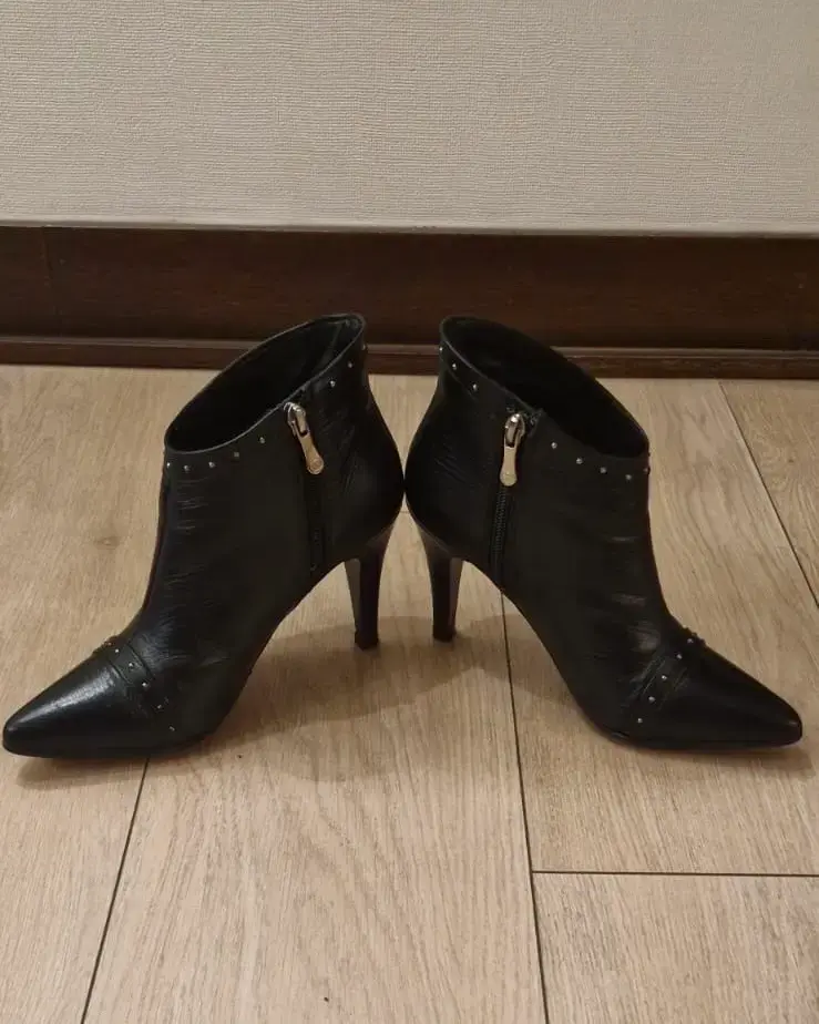 Botines de cuero negro con tachas - 5