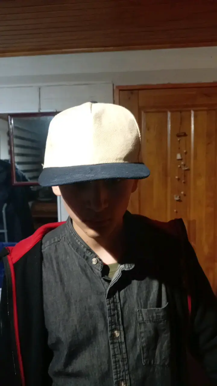 Gorra beige con visera azul