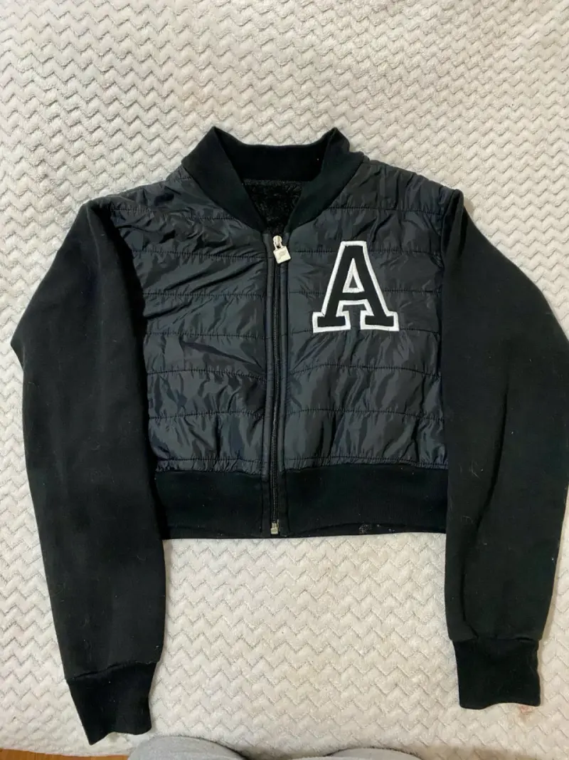 Chaqueta bomber negra con letra A