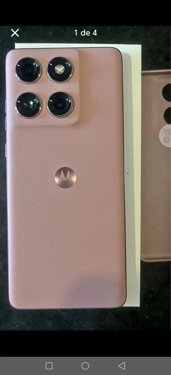 Smartphone Motorola rosa con triple cámara - 1