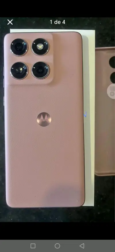 Smartphone Motorola rosa con triple cámara - miniatura 1