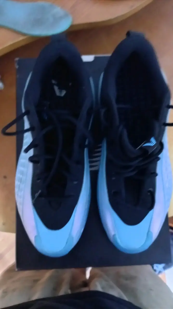 Zapatillas deportivas negras y celestes - 1
