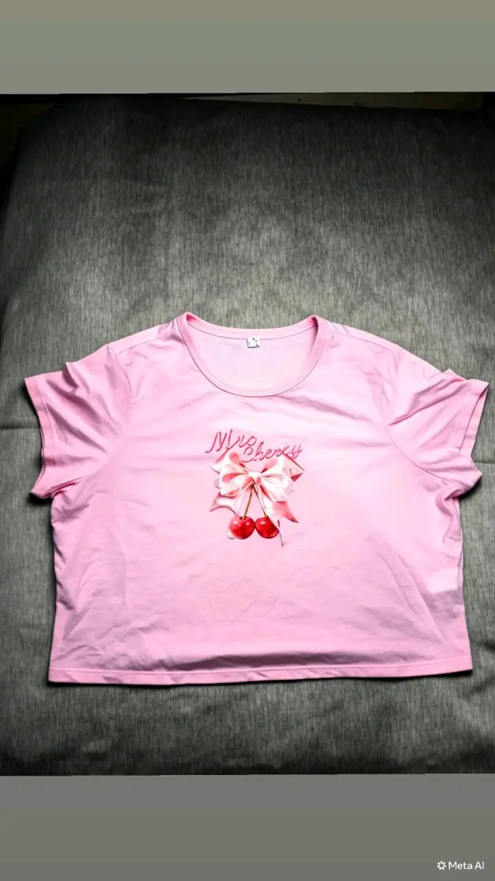 Polera rosa con diseño de cerezas