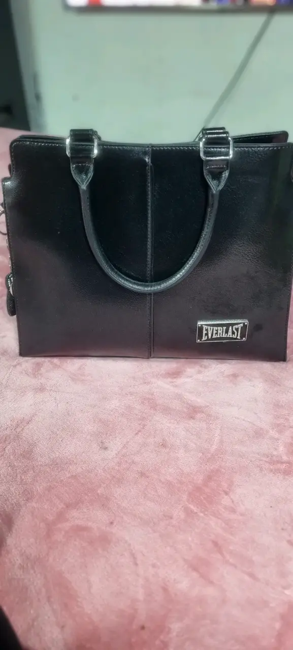 Bolso negro Everlast elegante y resistente - 1