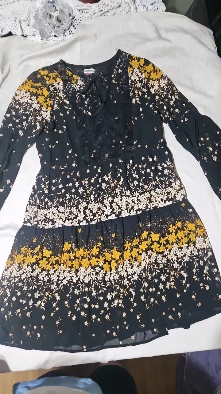 Vestido floral negro con detalles amarillos - 1