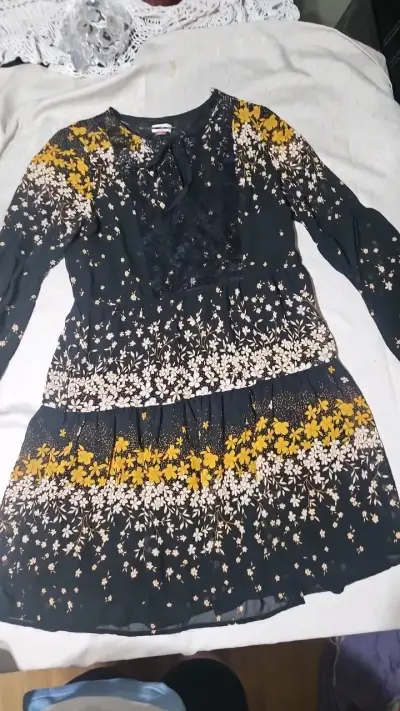 Vestido floral negro con detalles amarillos - miniatura 1