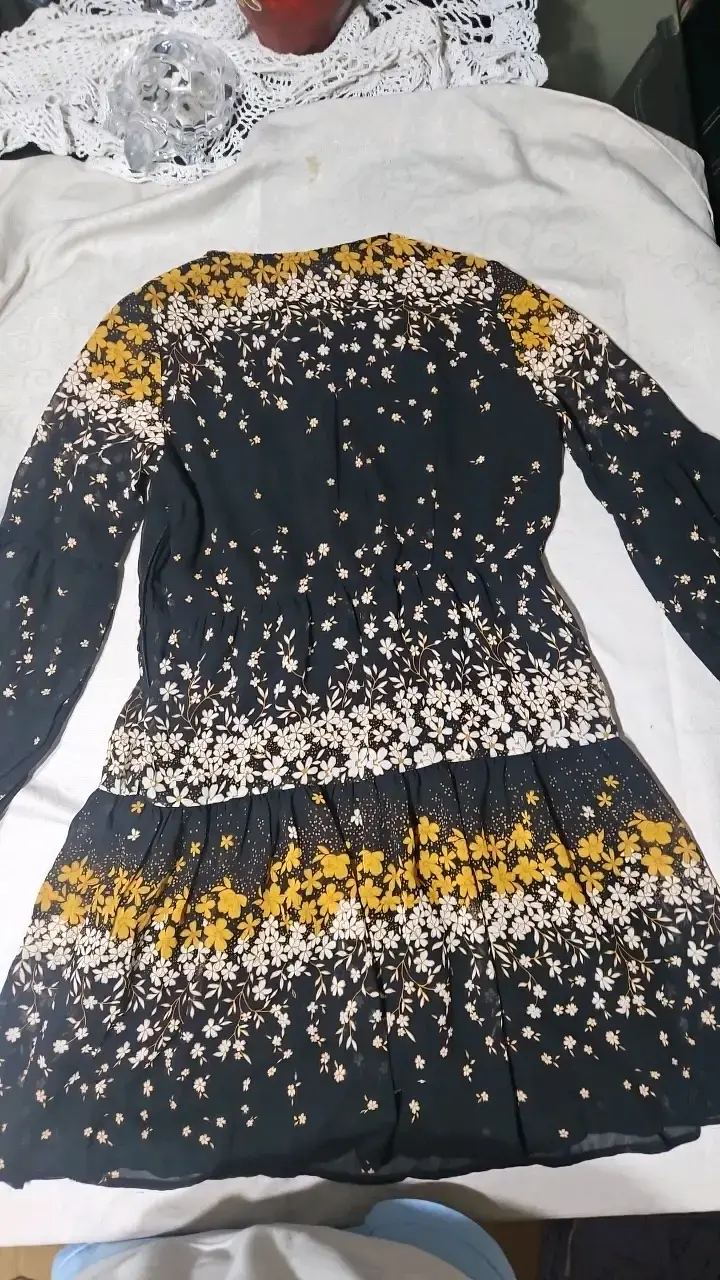 Vestido floral negro con detalles amarillos - 2