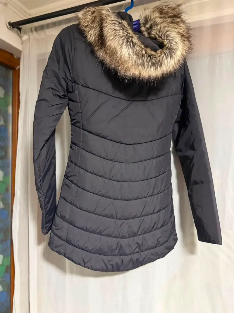 Parka negra con capucha de piel sintética - 2