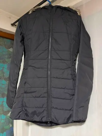 Parka negra con capucha de piel sintética - miniatura 3