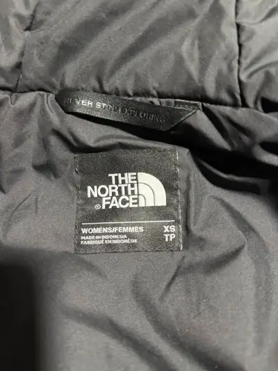 Parka negra con capucha de piel sintética - miniatura 4