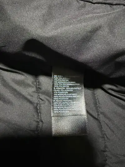 Parka negra con capucha de piel sintética - miniatura 5