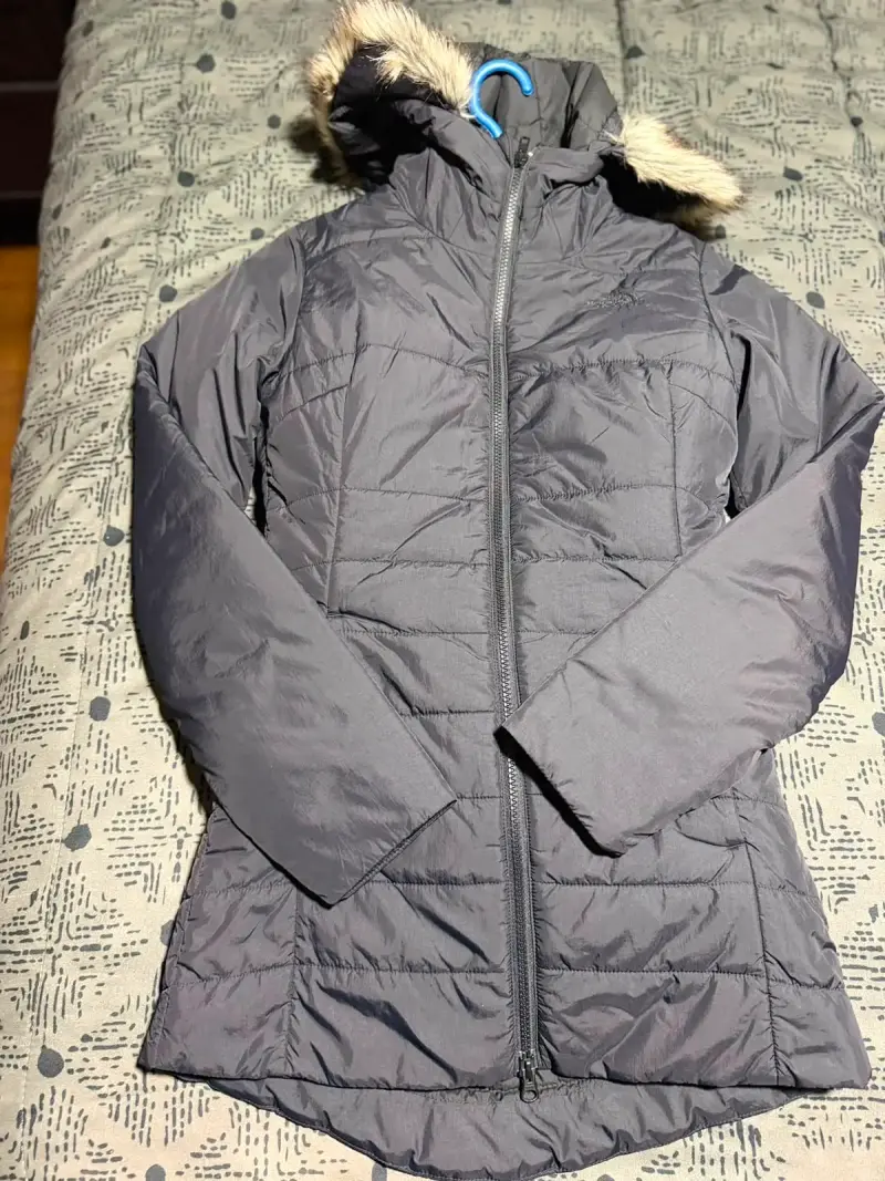 Parka negra con capucha de piel sintética - 6