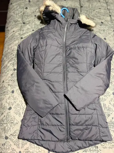 Parka negra con capucha de piel sintética - miniatura 6