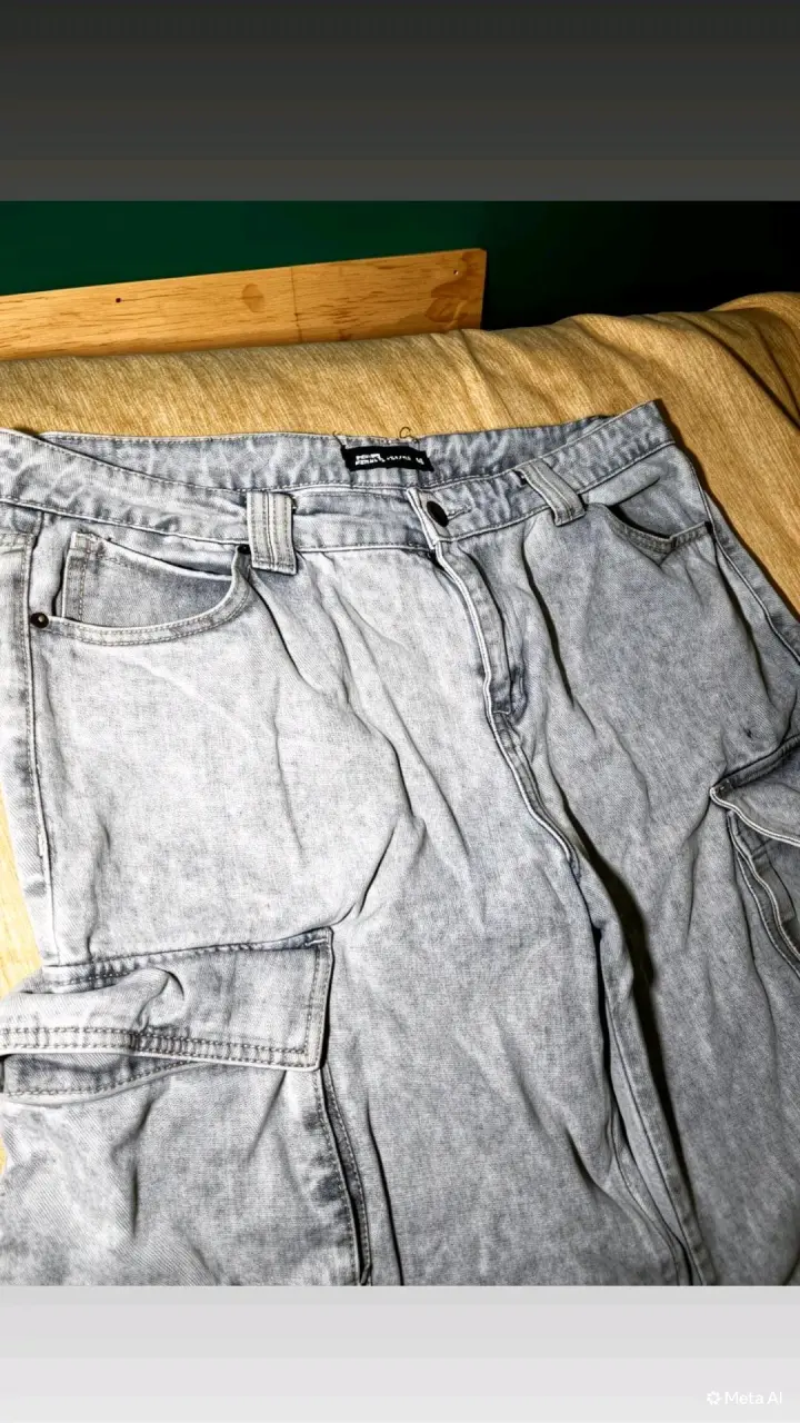 Jeans cargo gris claro con bolsillos múltiples - 2