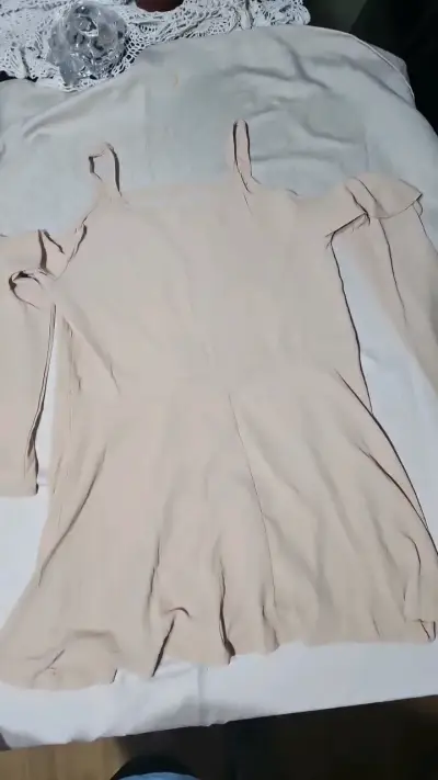 Vestido beige con tirantes y mangas - miniatura 1