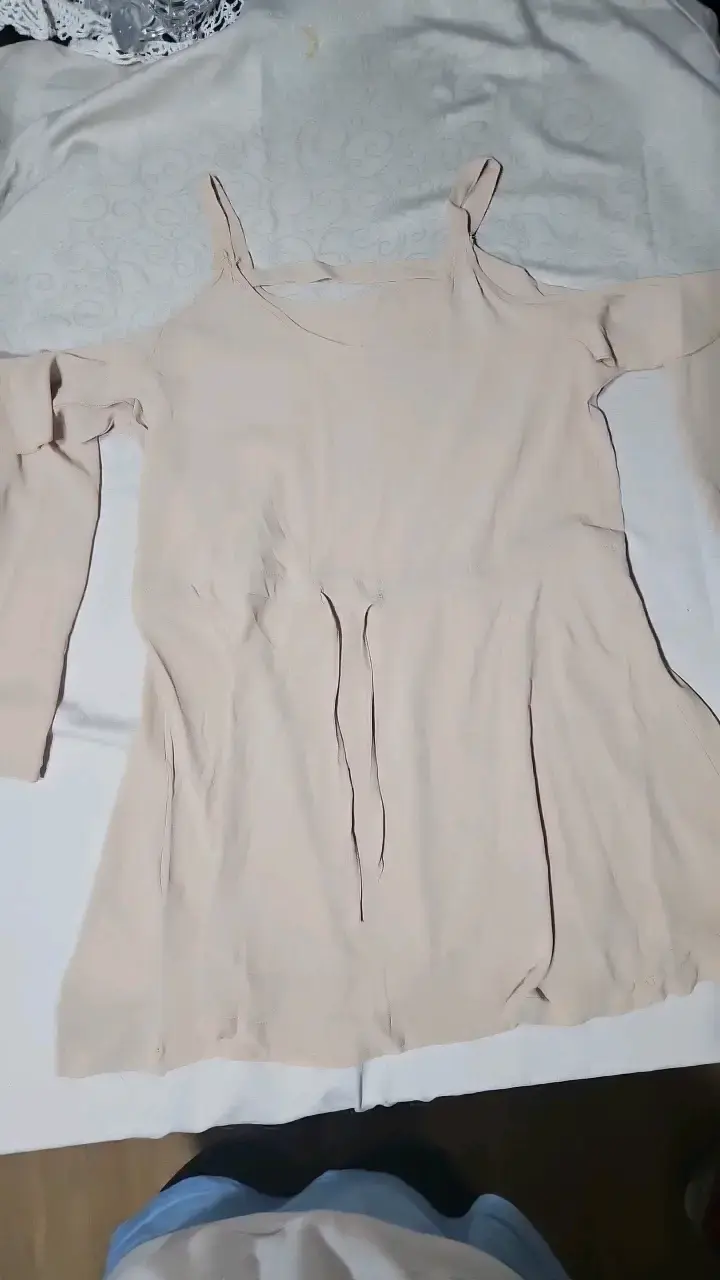 Vestido beige con tirantes y mangas - 2