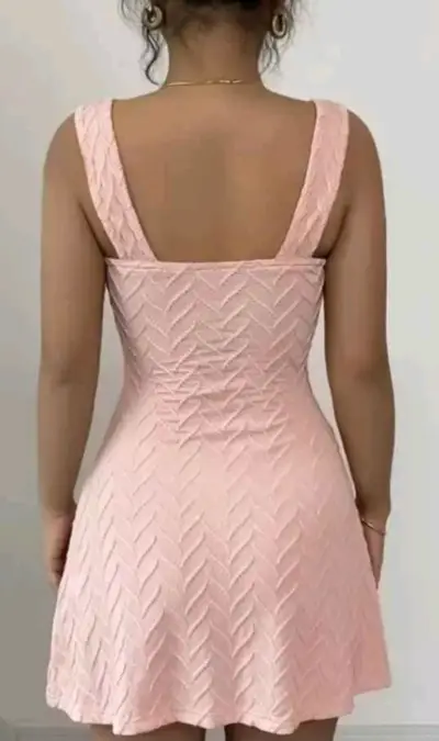 Vestido corto rosa con diseño texturizado - miniatura 2