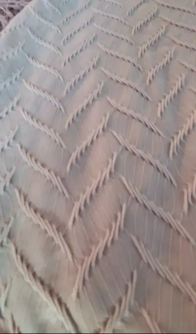 Vestido corto rosa con diseño texturizado - miniatura 3