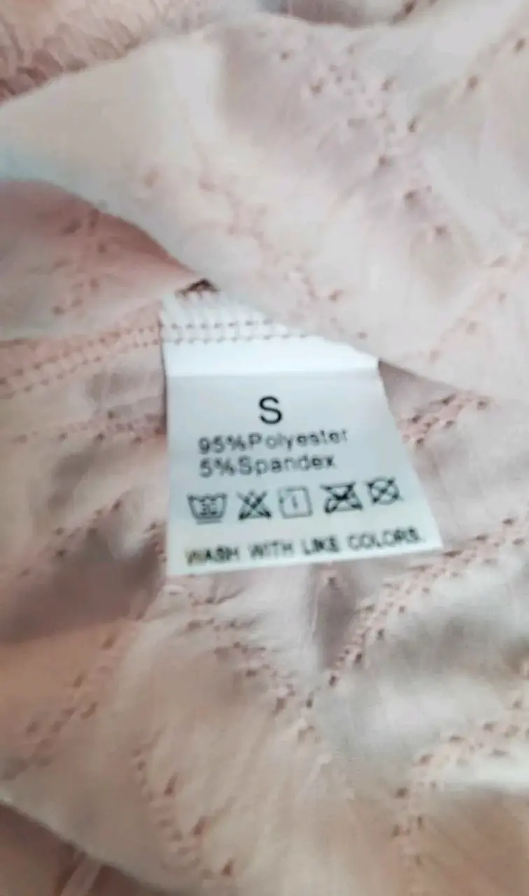 Vestido corto rosa con diseño texturizado - 4