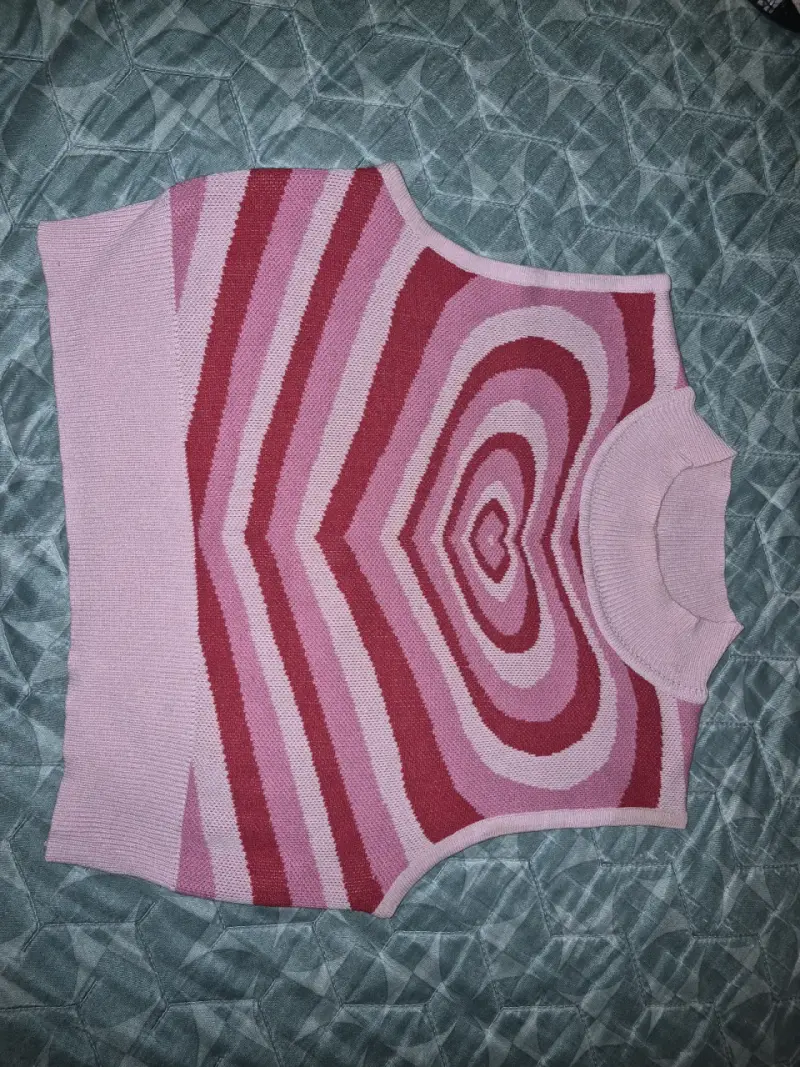 Chaleco sin mangas con diseño de corazones rosa