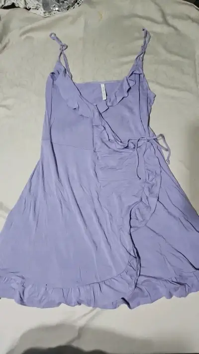 Vestido lila con volantes para mujer - miniatura 1