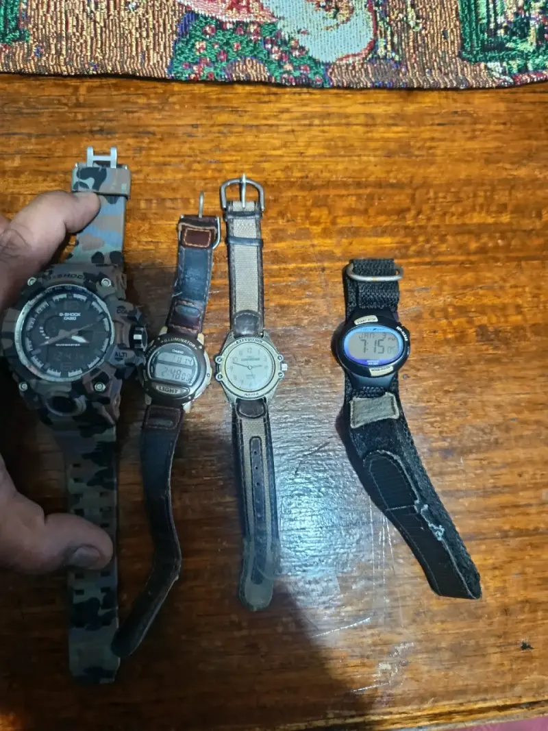 Lote de relojes digitales y análogos - 1