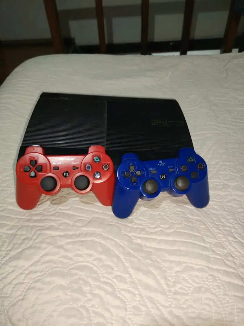 Consola PS3 con dos controles inalámbricos - 1
