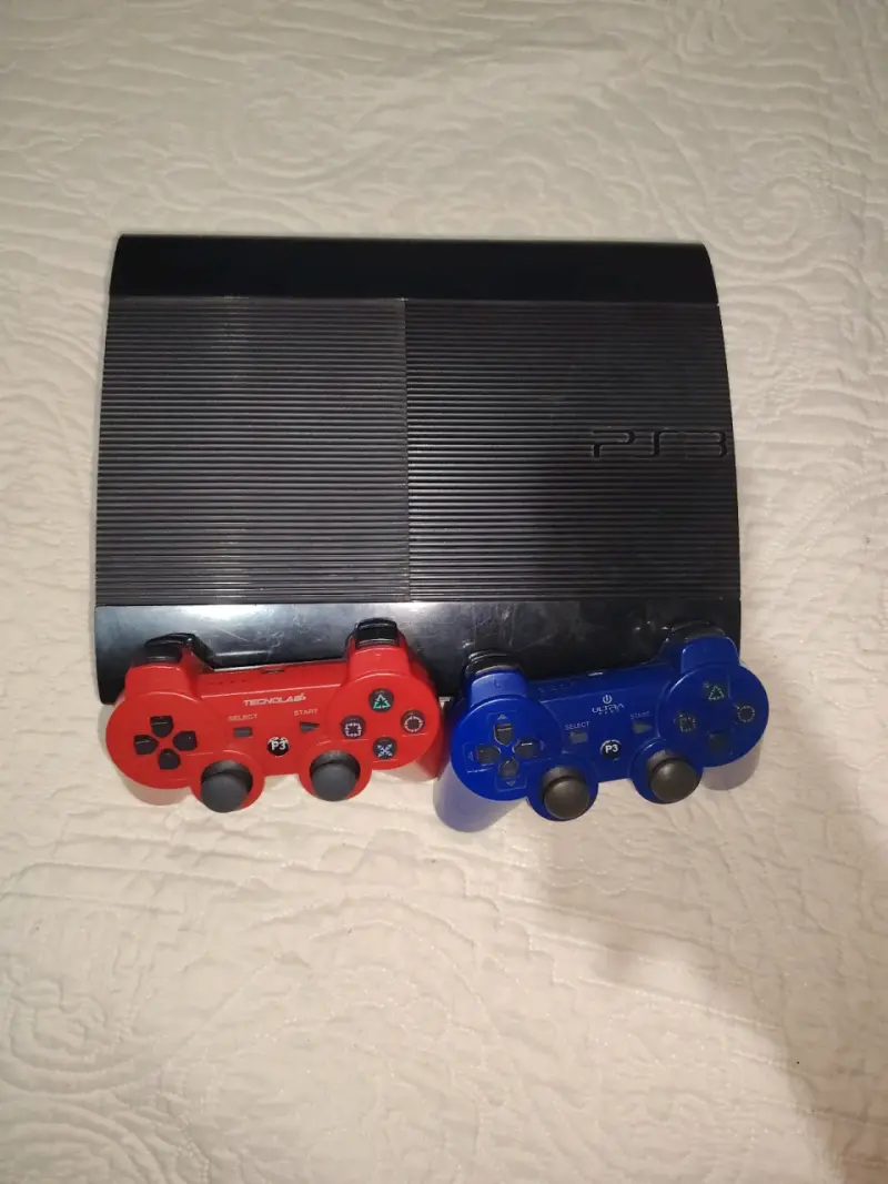 Consola PS3 con dos controles inalámbricos - 2