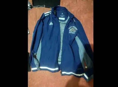 Cortaviento azul con capucha para hombre - miniatura 1
