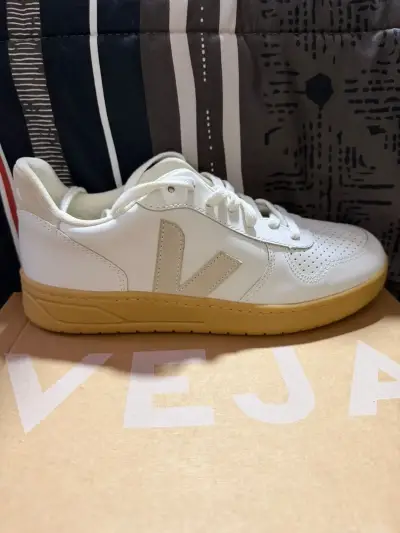 Zapatillas Veja blancas con suela de goma - miniatura 1