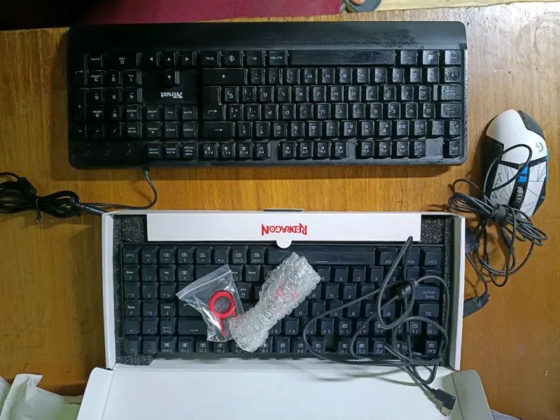 PC de sobre mesa 2 monitores 2 teclados y mouse - 2