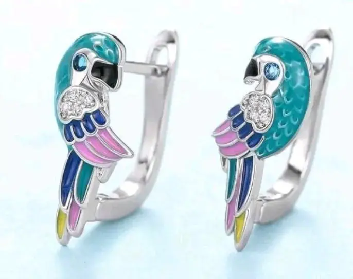 Aros de loro coloridos con diseño único