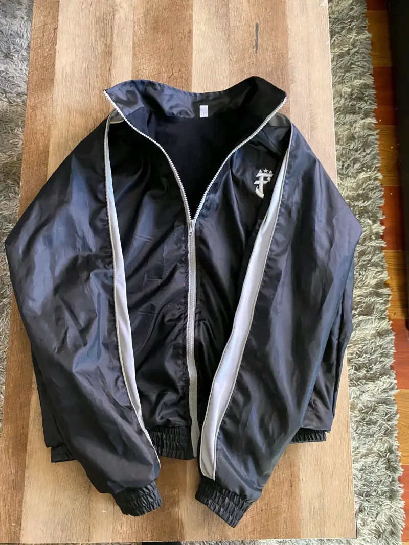 Chaqueta deportiva negra con cierre y logo