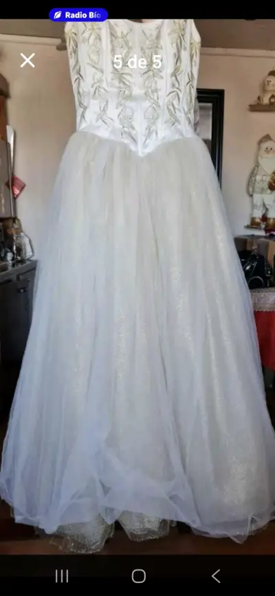Vestido de novia blanco con bordados - miniatura 1