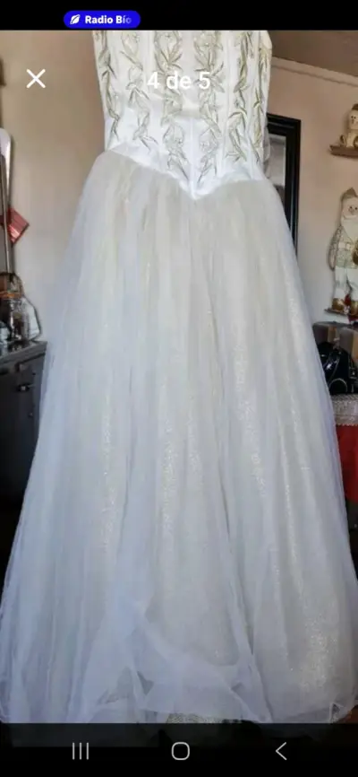 Vestido de novia blanco con bordados - miniatura 2