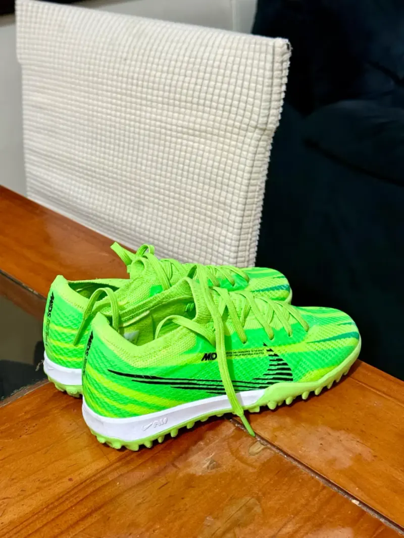 Zapatillas deportivas verdes para césped