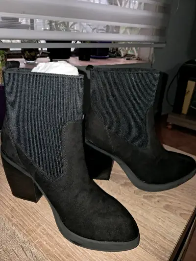 Botines negros de gamuza con tacón - miniatura 1