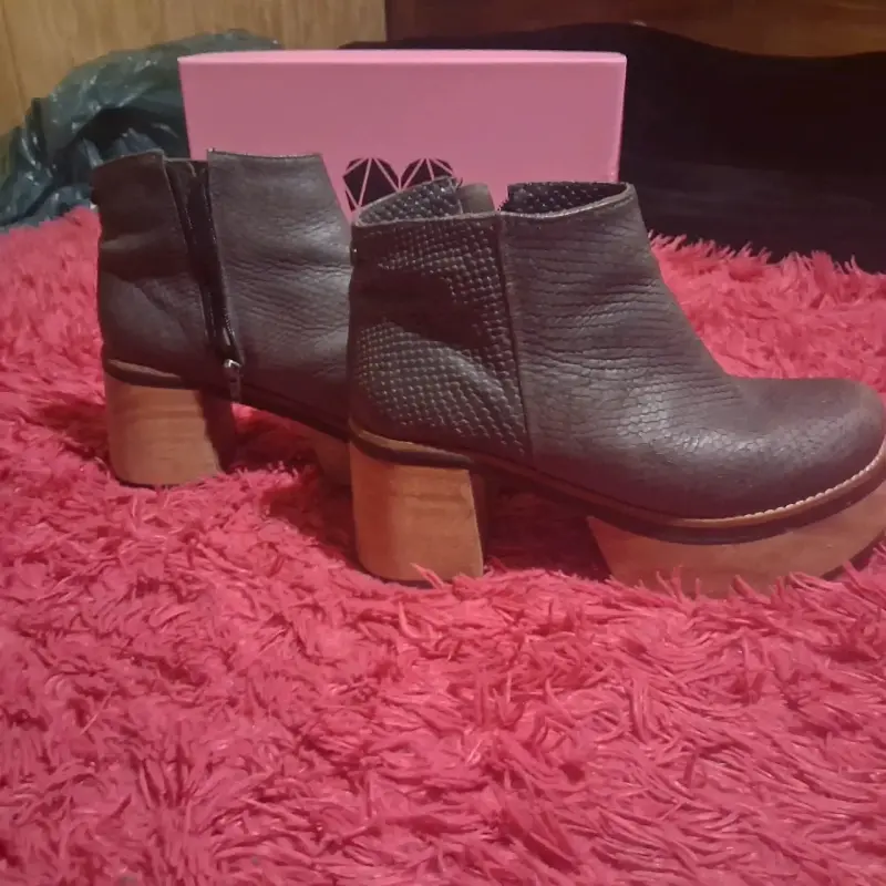 Botines de cuero con tacón grueso